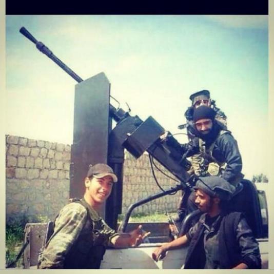 Description: جندي تركي يقف مع الارهابيين في كوباني