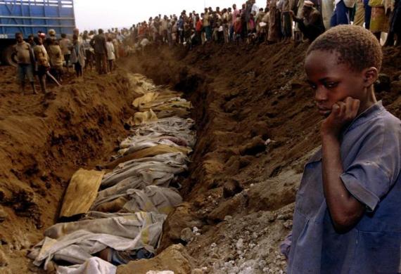 Description: C:\Users\hussein\Desktop\صندوق نشتغل عليها\صندوق النقد ومذابح رواندا\فتاة رواندية تحدق في مقبرة جماعية.jpg
