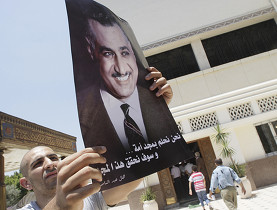 الوصف: يدعو خبراء وسياسيون مصريون وعرب إلى الإستفادة من أخطاء الماضي من أجل العُـبور الآمن إلى مستقبل أفضل.