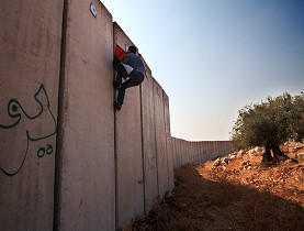 الوصف: لقطة من واقع سكان قرية النيلين بالضفة الغربية بعد تشييد الجدار في عام 2010