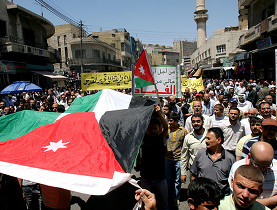 الوصف: متظاهرون أردنيون يرفعون العلم الوطني خلال مسيرة احتجاجية نظمت يوم 3 يونيو 2011 في العاصمة عمان