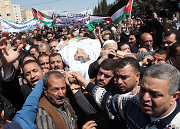 الوصف: يوم 27 مارس 2011، شارك الآلاف من المحتجين في تشييع جنازة المواطن خيري جميل سعيد (55 عاما) الذي توفي في مواجهات يوم الجمعة 25 مارس 2011